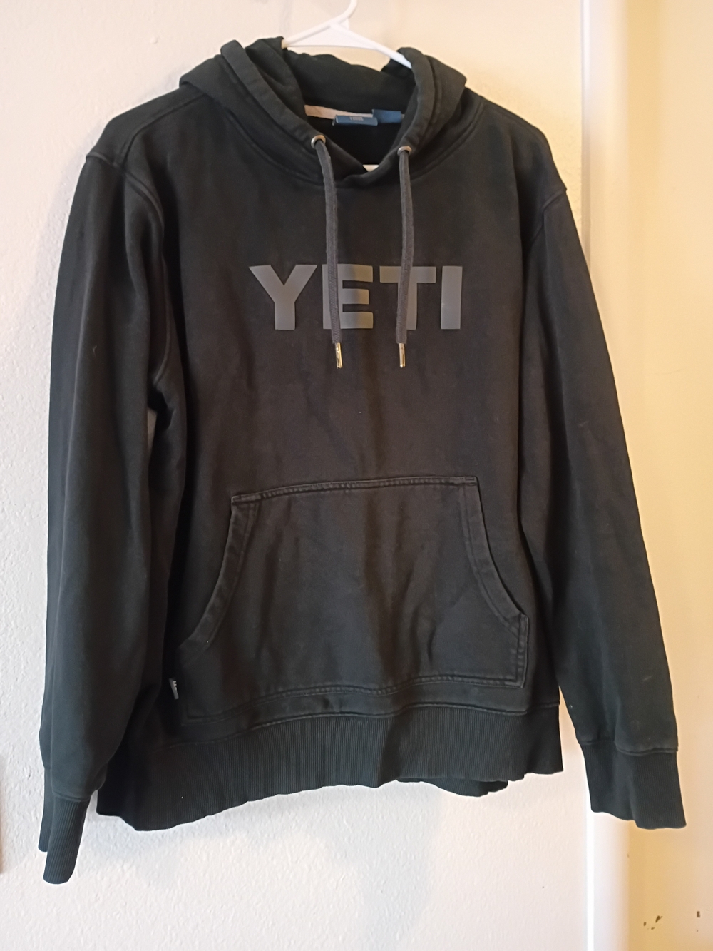 YETI Men's Black Hoodie Sweatshirt